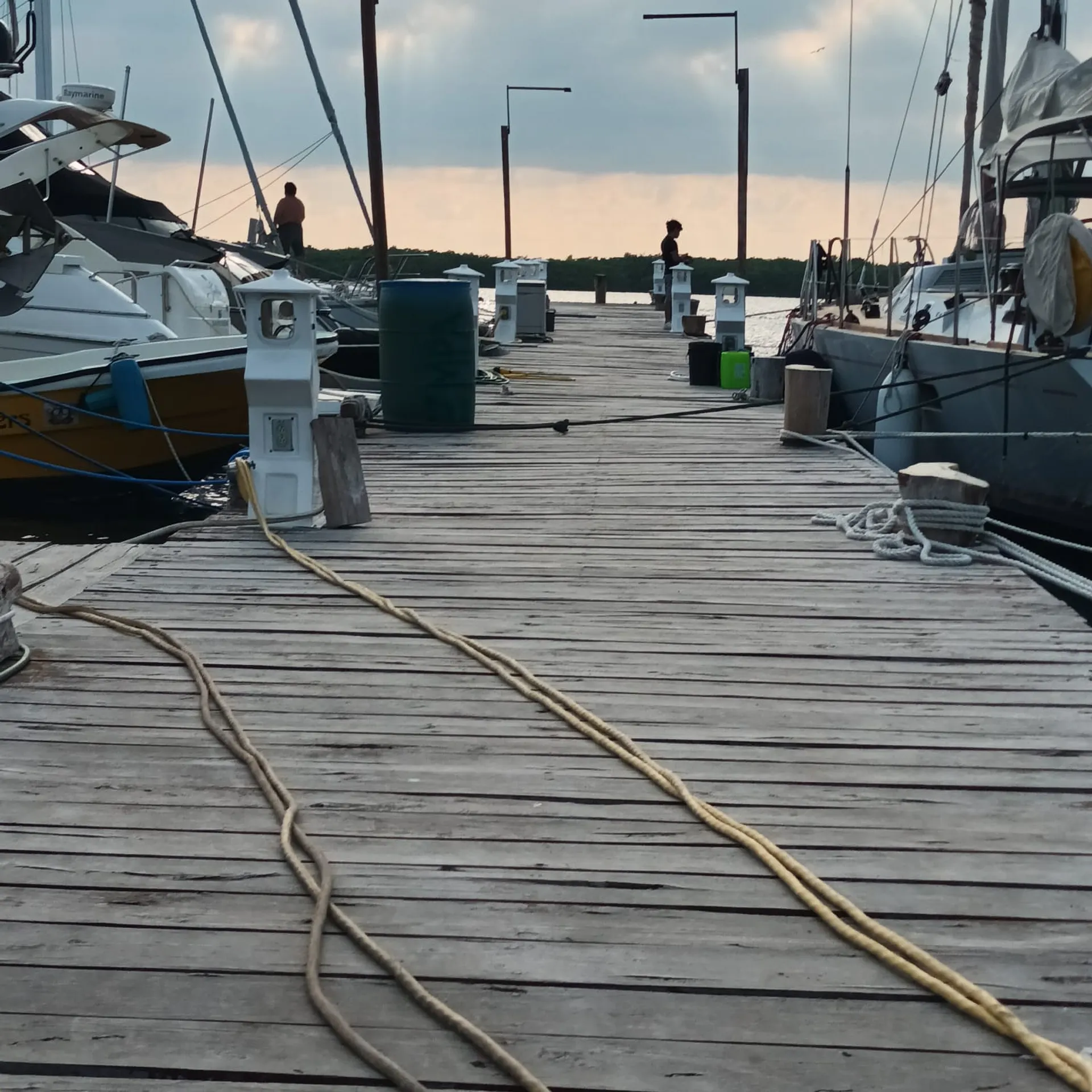 foto bahia con barcos de fondo atardecer